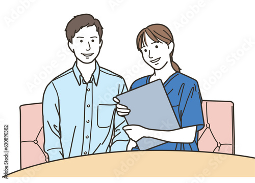 笑顔で女性の医療従事者と並ぶ男性患者