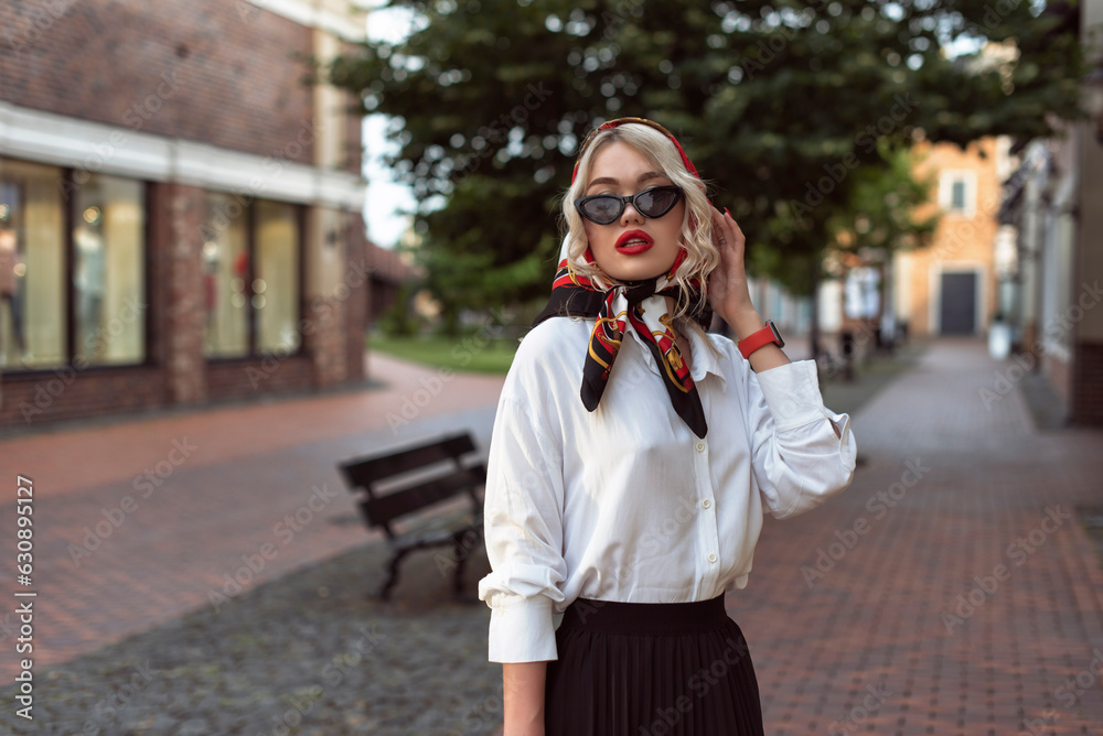 Fototapeta premium Autumn with a blonde in the old town