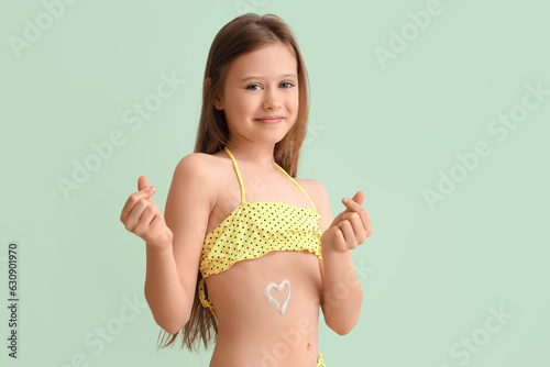 Little girl with sunscreen ...