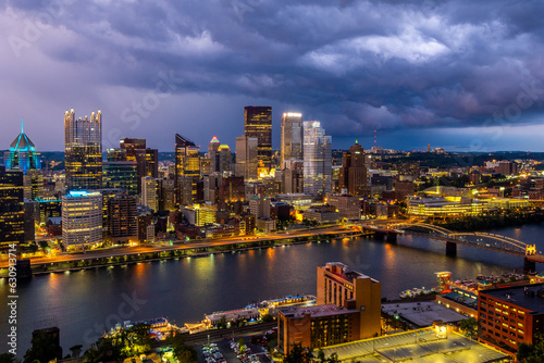 Sunset view of Pittsburgh downtown from Grand View at Mount Washington © oldmn