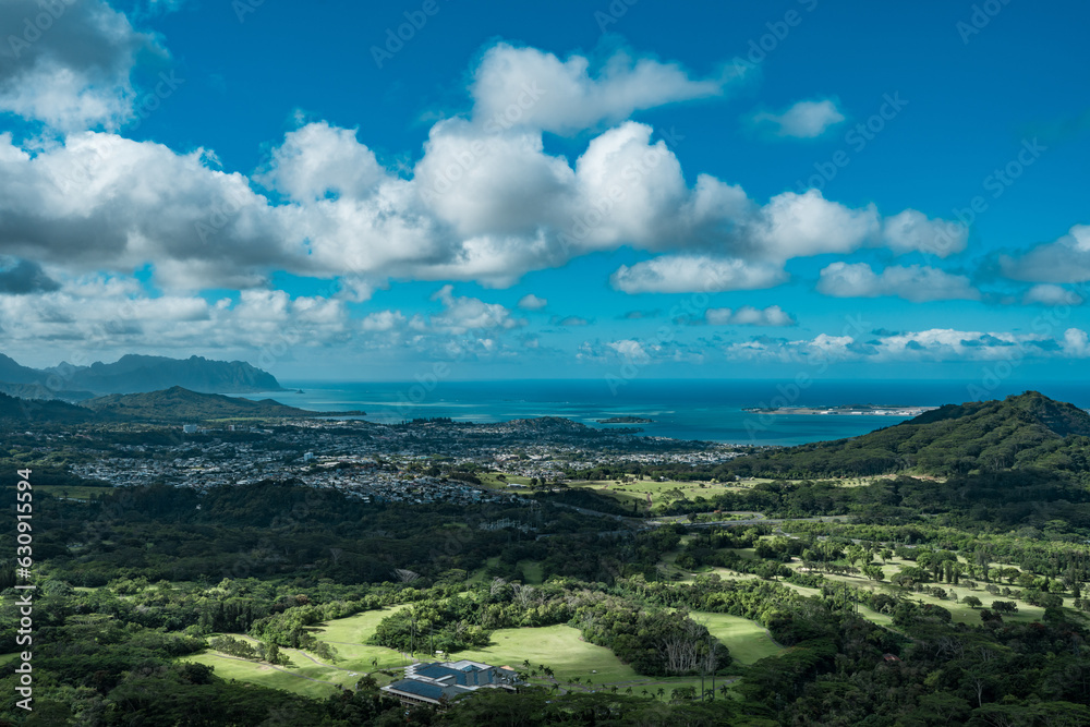 Nuʻuanu Pali Lookout, Oahu, Hawaii. Impressive view of windward Oʻahu from brink of pali (cliffs) at 1200 feet elevation in the Ko’olau Range.
