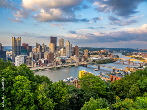 Fotografiet Afternoon view of Pittsburgh downtown from Grand View at Mount Washington
