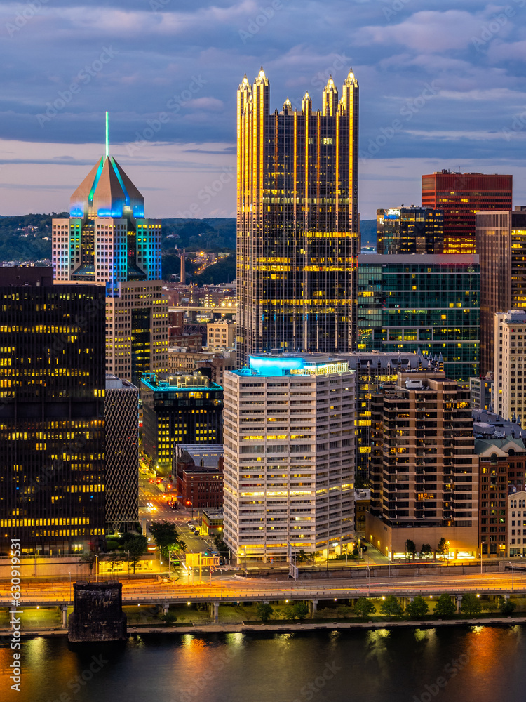 Fototapeta premium Sunset view of Pittsburgh downtown from Grand View at Mount Washington