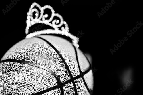 Foto Basketball, tiara, and blank bracket signifying a Cinderella season