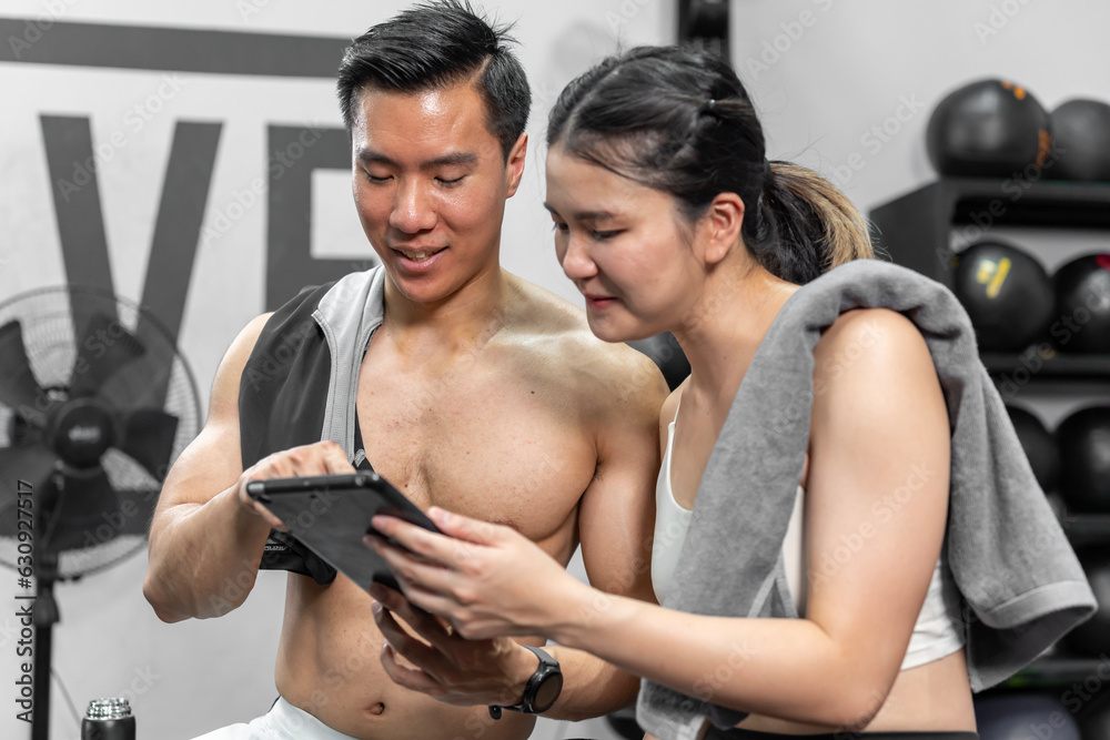 Asian men and women Have a strong body, good health, love to exercise. Asian men and women Have a strong body, good health, love to exercise.