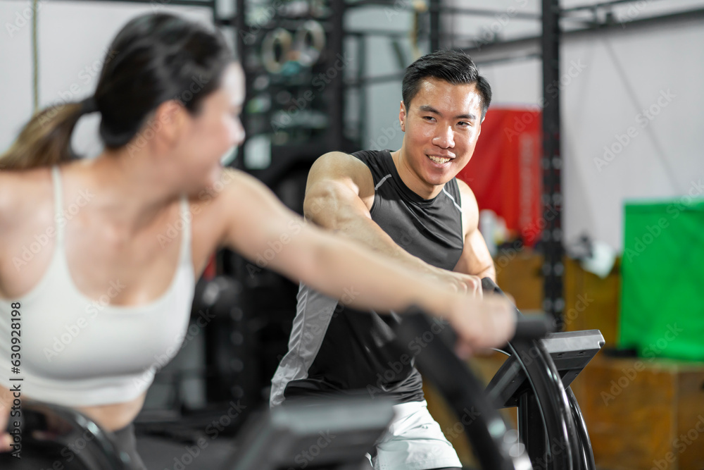 Asian men and women Have a strong body, good health, love to exercise. Asian men and women Have a strong body, good health, love to exercise.