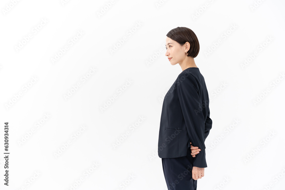 スーツを着た女性 横顔 ビジネス スーツを着た女性 横顔 ビジネス