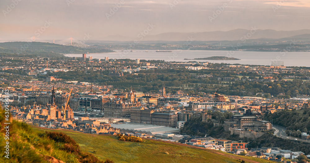 Obraz premium The sunrise view of the Edinburgh city from the Arthur's seat in the Holyrood Park