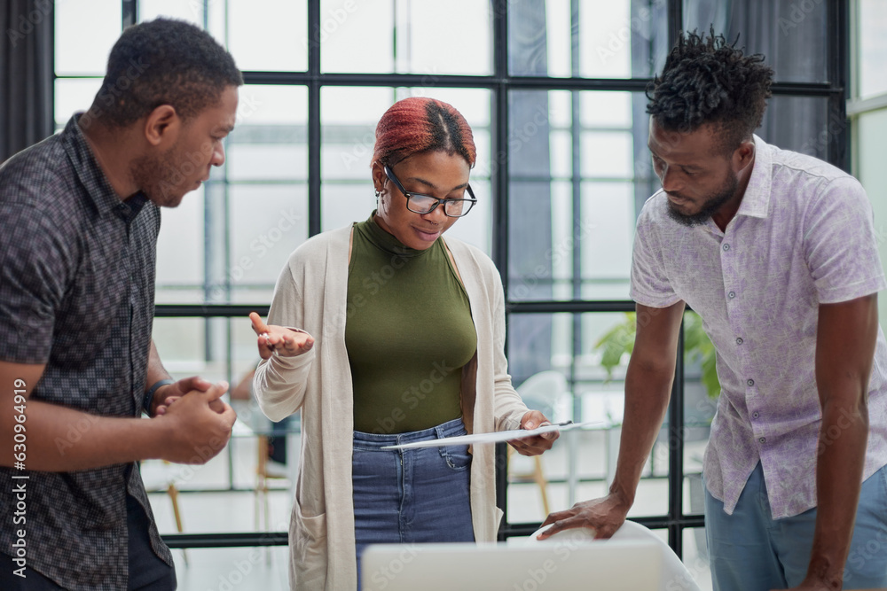 Obraz premium young african american business people in a modern office.