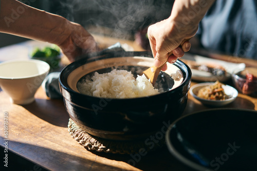 土鍋で炊いたご飯をしゃもじで混ぜる