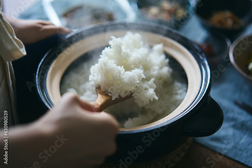土鍋で炊いたご飯をしゃもじで混ぜる