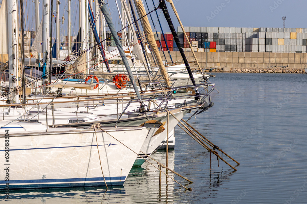 Barcos atracados en el puerto deportivo de valencia