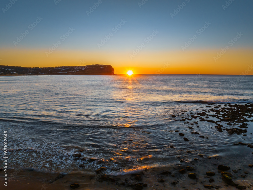Naklejka premium Clear skies and flat surf sunrise seascape