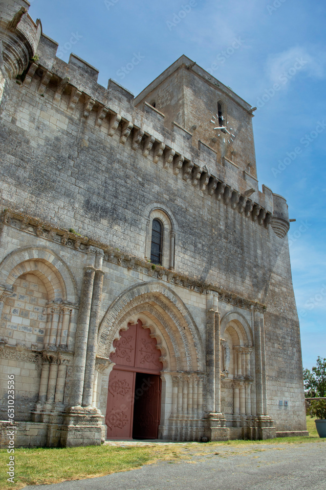 Esnandes. Eglise saint-Martin vue de l'extérieur.. Charente-Maritime. Nouvelle-Aquitaine	