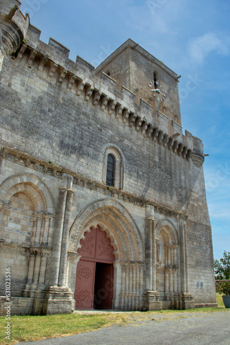 Esnandes. Eglise saint-Martin vue de l'extérieur.. Charente-Maritime. Nouvelle-Aquitaine 