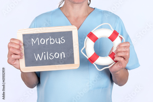 Ärztin mit einem Rettungsring und einer Tafel auf der Morbus Wilson steht