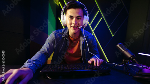 Obraz na plátně Young man live streaming a first-person shooter video game on a gaming computer