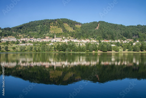 Le village de Saint-Martial  Ard  che  se refl  tant dans un lac artificiel