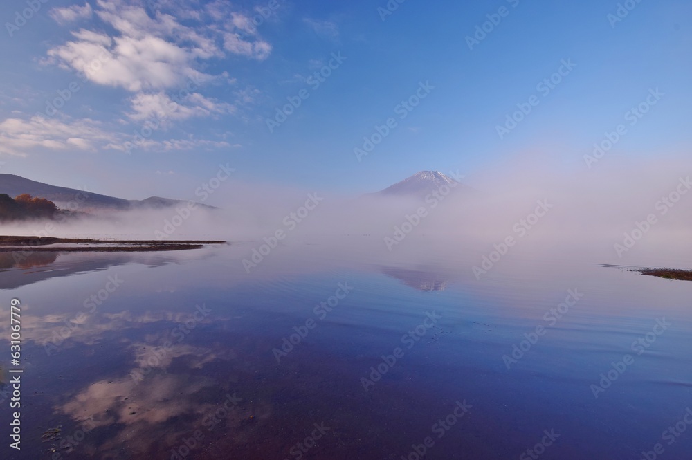 秋の山中湖より望む富士山