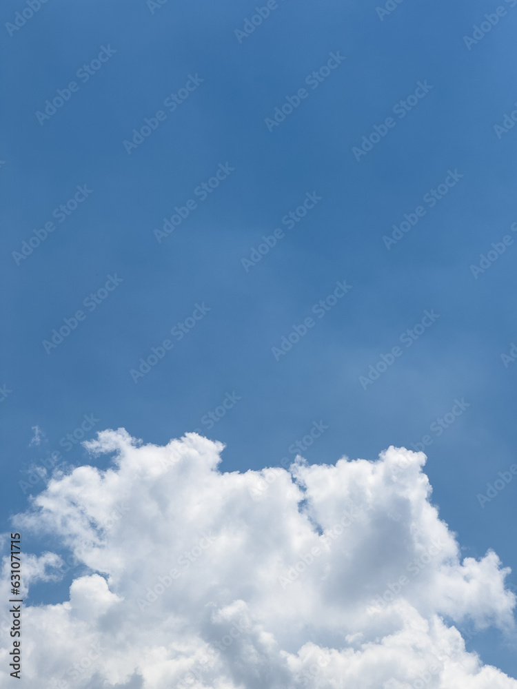 日本の広がりゆく青空とふわりと舞う白い雲の背景素材 日本の広がりゆく青空とふわりと舞う白い雲の背景素材