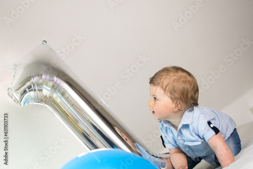 Zahlenballon 1 mit staunendem Kind