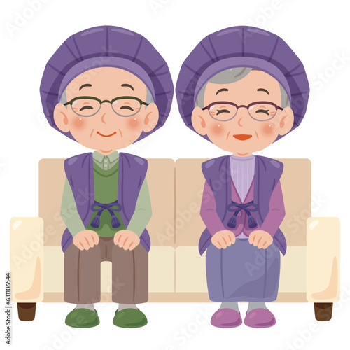 ちゃんちゃんこを着てソファに座る高齢の男女2