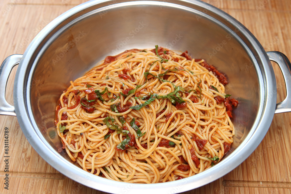 Frische Spaghetti mit Tomaten und Basilikum Frische Spaghetti mit Tomaten und Basilikum
