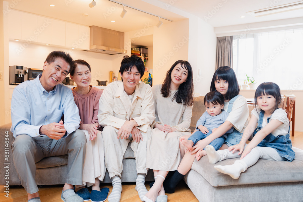 Fototapeta premium 笑顔の3世代家族集合写真