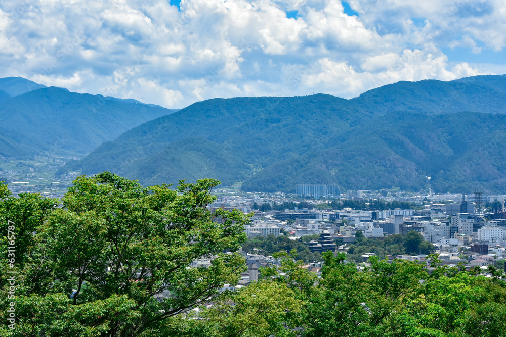 高台から見る松本市と松本城
