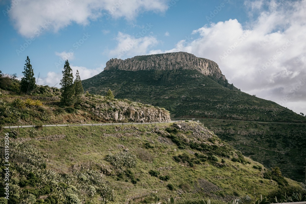 Obraz premium Scenic view of the majestic mountain range in the distance
