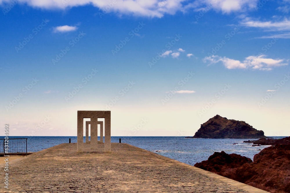 Monumento (Puerta sin Puerta) Muelle Viejo y Roque de Garachico, Tenerife, Islas Canarias, España.
