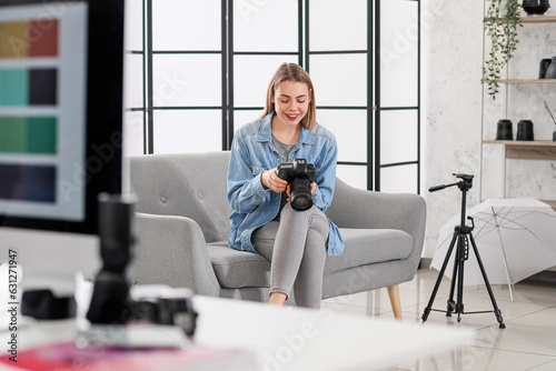 Female photographer with pr...