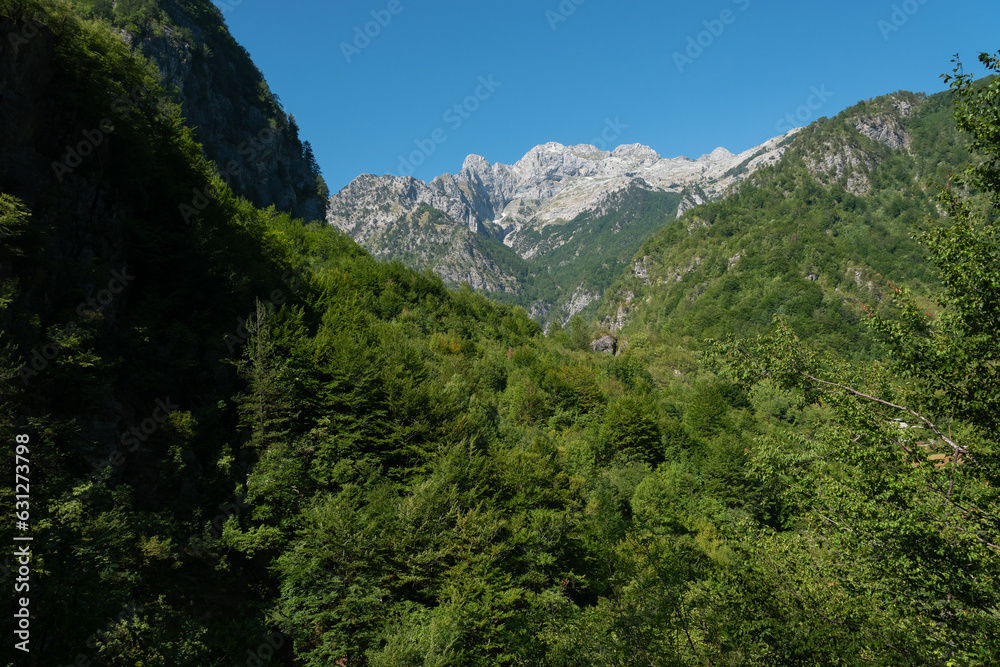 Precioso valle de Albania