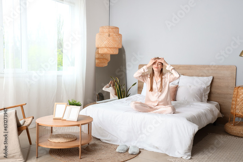 Young woman doing face buil...