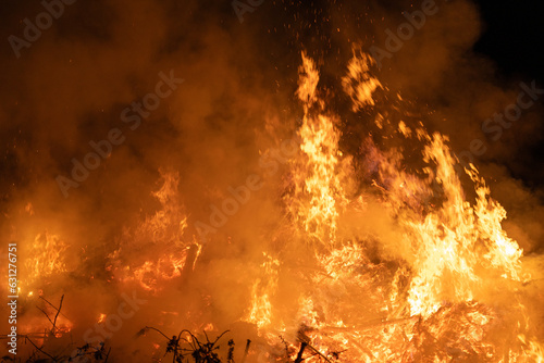 meterhohe Flammen schlagen in die Luft am Brandherd.
