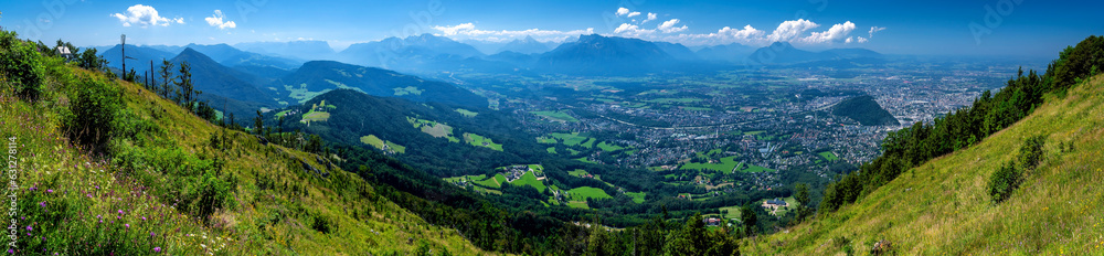 Blick von der Gaisbergspitze auf das Salzburger Land mit Salzburg in Österreich
