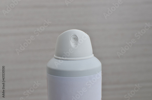 Close-up of spray deodorant with white label, conveying concepts of hygiene, 24 and 48 hour protection and fragrance. Representing the importance of protection and personal well-being.
