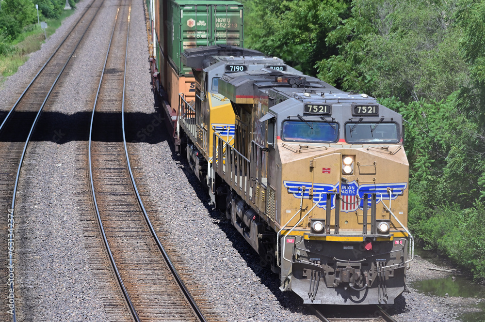 Multiple lead a Union Pacific intermodal freight train into