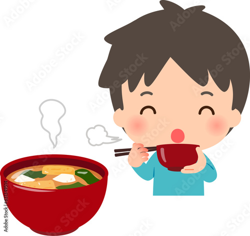 味噌汁を飲む男性
