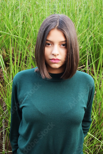 Rostro de una mujer joven Guatemalteca, cabello corto castaño, mujer latina muy bonita con lindos ojos y labios sexys. photo