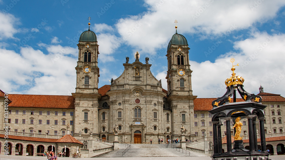 Imposante Kirche des Klosters Einsiedeln