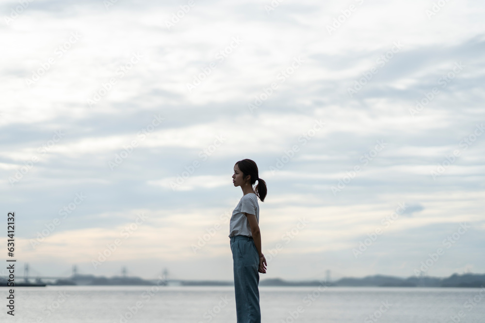 夕暮れの海にいる女性 夕暮れの海にいる女性