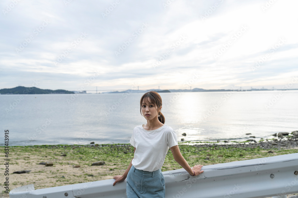 夕暮れの海にいる女性 夕暮れの海にいる女性
