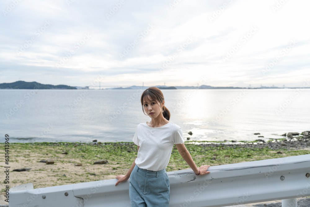 夕暮れの海にいる女性 夕暮れの海にいる女性