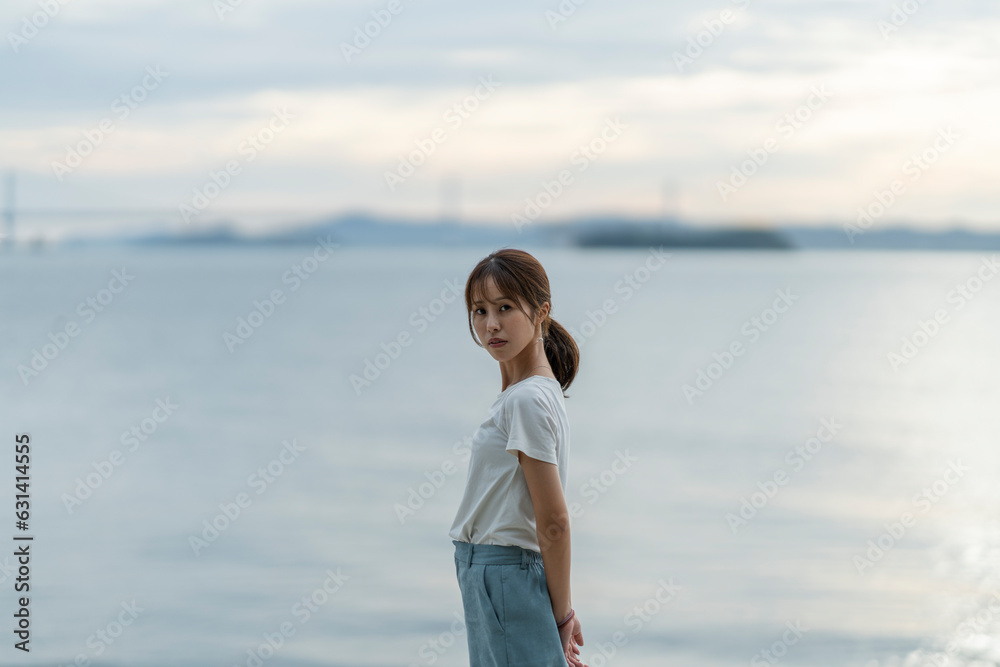 夕暮れの海にいる女性 夕暮れの海にいる女性