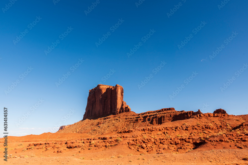 monument valley felsen in rot, blauer himmel