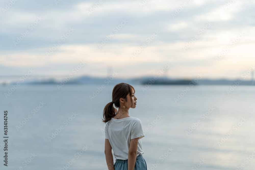 夕暮れの海にいる女性 夕暮れの海にいる女性