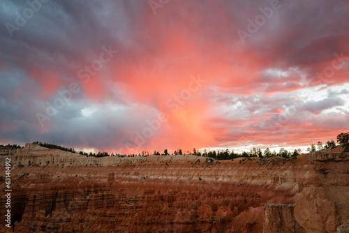 rot angestrahlte wolken über dem bryce canyon