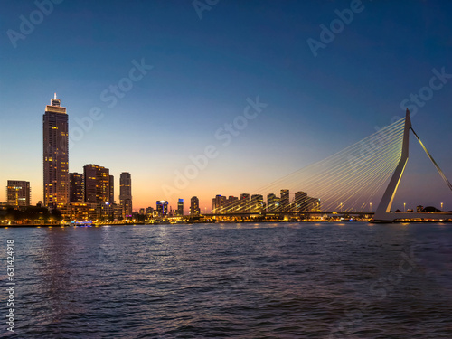 Erasmusbrücke und abendliche Rotterdam Skyline