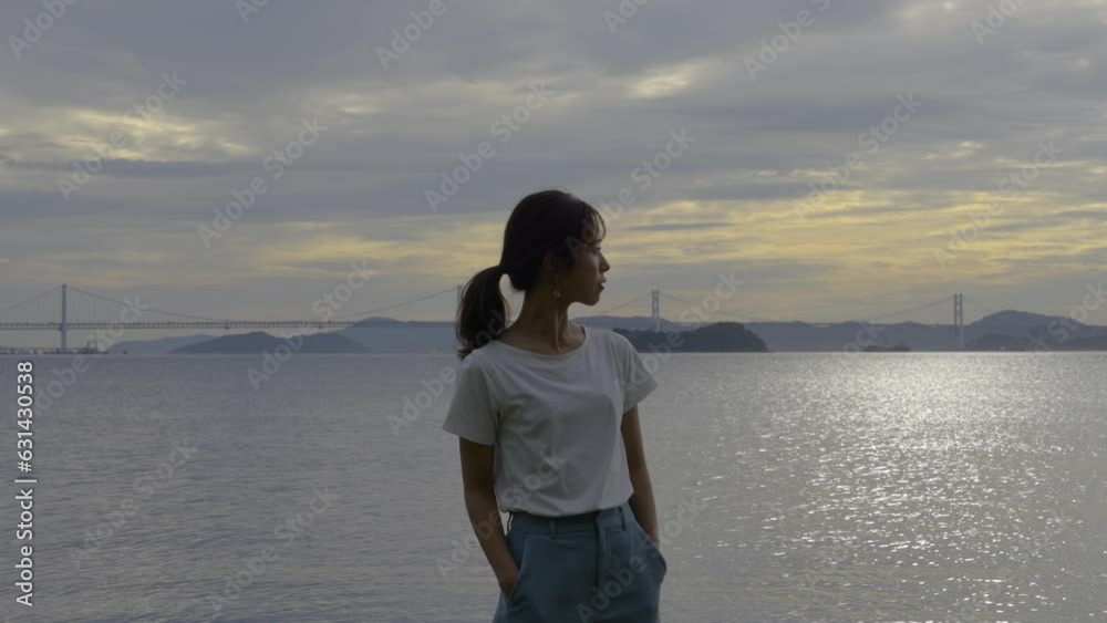 夕暮れの海にいる女性 夕暮れの海にいる女性